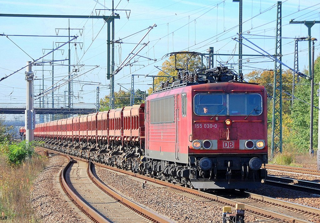 155 030-0 mit Ganzzug Sch�ttgutkippwagen mit Kiesbef�llung, 29.09.11 Bhf. Flughafen Berlin-Sch�nefeld.