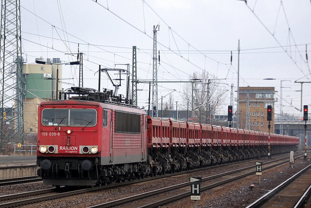 155 035-9 mit einem Ganzzug Sch�ttgutkippwagen am 24.01.12 Bhf. Flughafen Berlin-Sch�nefeld. 