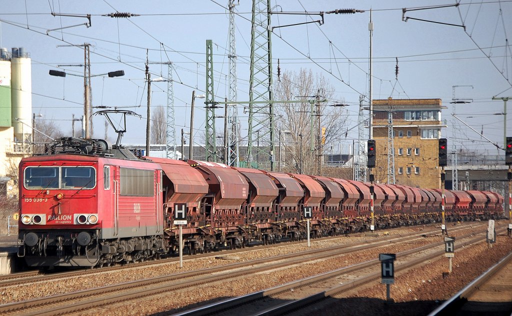 155 038-3 f�hrt mit Ganzzug gedeckter Sch�ttgutwagen aus Rostock (D�nger) in Bhf. Flughafen Berlin-Sch�nefeld ein (Kurzhalt Personalwechsel), 06.03.12 