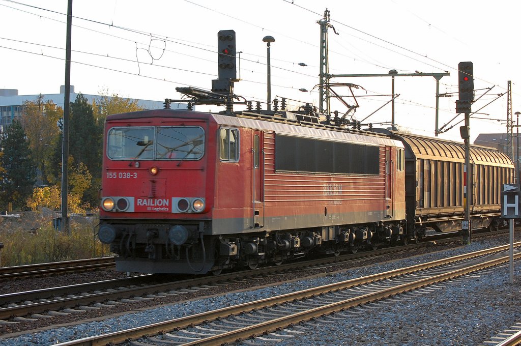155 038-3 mit einem gemischten G�terzug, 29.10.10 Bhf. Berlin-Sch�nefeld Flughafen.