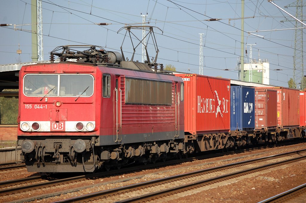 155 044-1 mit einem Containerzug bei der Durchfahrt im Bhf. Flughafen Berlin-Sch�nefeld, 11.10.08