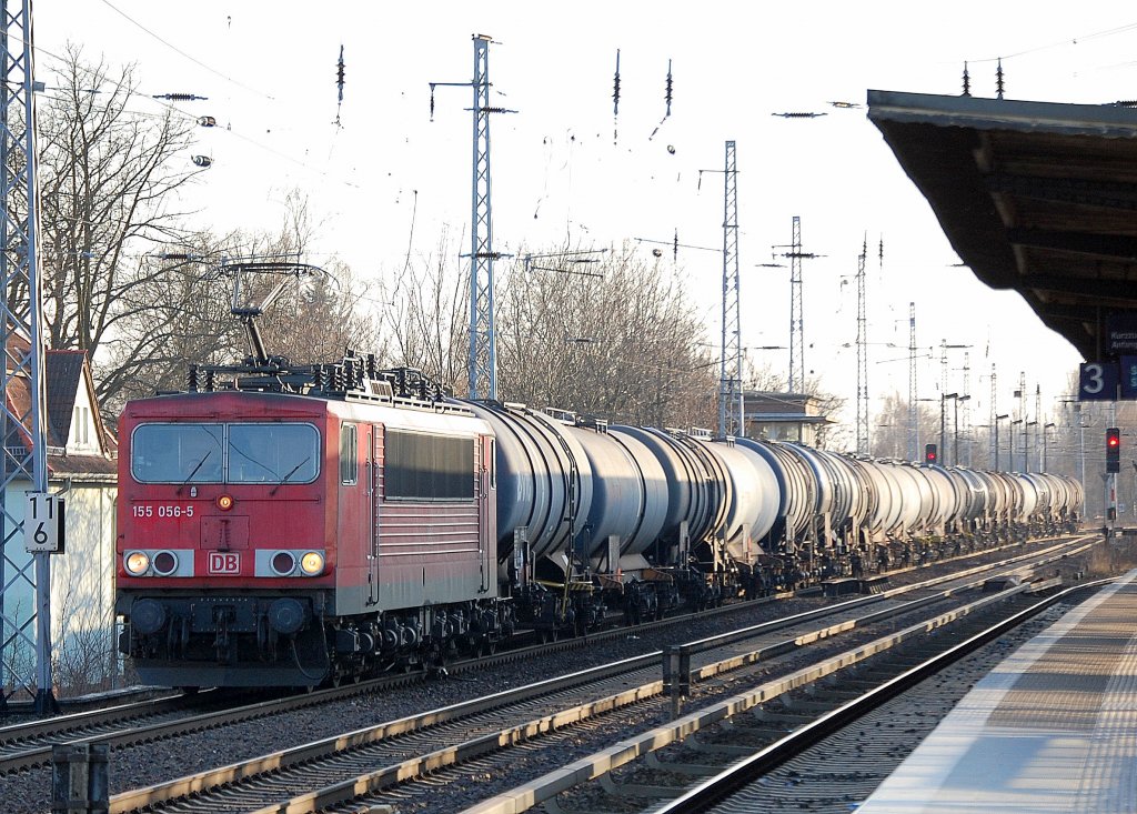 155 056-5 mit Kesselwagenzug Richtung Bernau, 29.03.11 Berlin-Karow.