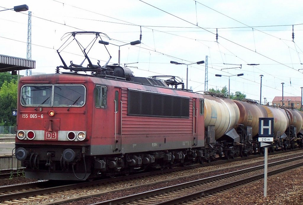 155 065-5 mit Ganzzug Knickkesselwagen f�r Kreideschlamm-Transporte im Bhf. Flughafen Berlin-Sch�nefeld, Fr�hling 2008.
