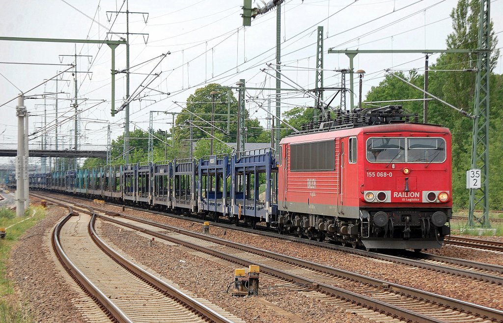 155 068-0 f�hrt mit einem Leerzug belgischer PKW-Transportwageneinheiten zum Pausieren im Bhf. Flughafen Berlin-Sch�nefeld ein, 19.05.11
