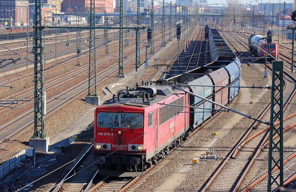 155 070-6 hat einen abgestellten Kohlezug mit polnischen Sch�tgutwagen vom Rangiergel�nde des ehemaligen Gbf. Berlin-Moabit abgeholt unf f�hrt Richtung Berlin-Spandau ab, 05.03.13 Berlin-Beusselstr. 