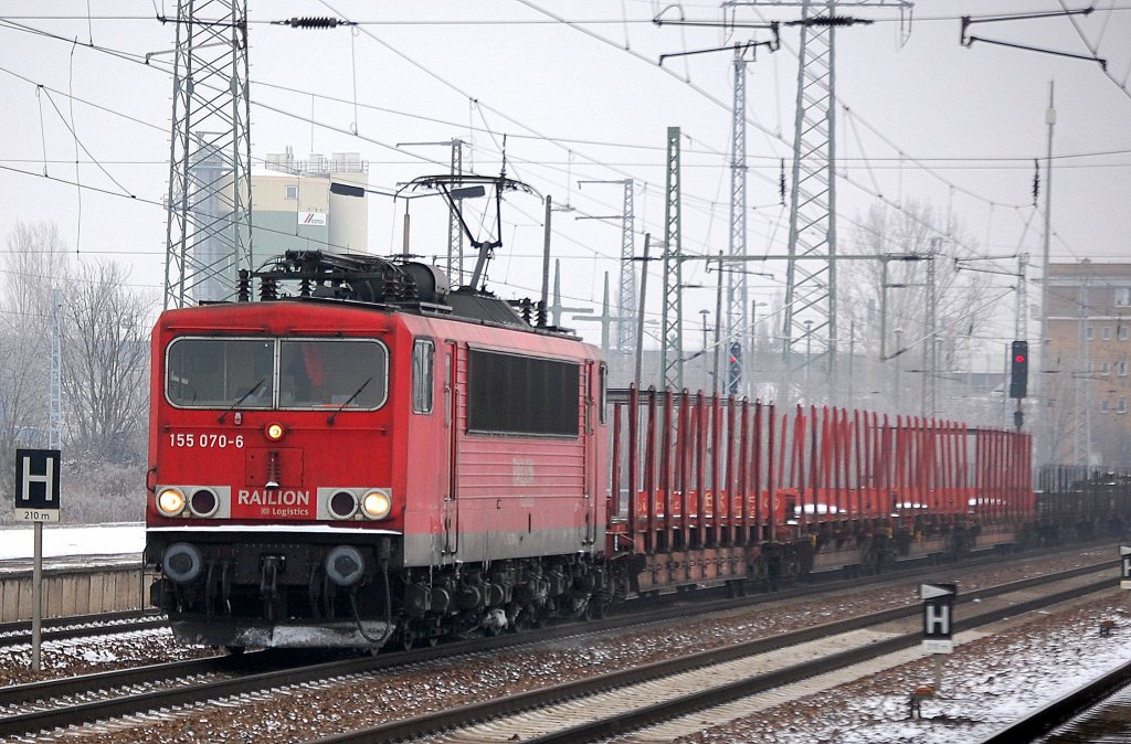 155 070-6 mit gemischtem G�terzug bei der Durchfahrt im Bhf. Flughafen Berlin-Sch�nefeld, 15.01.13