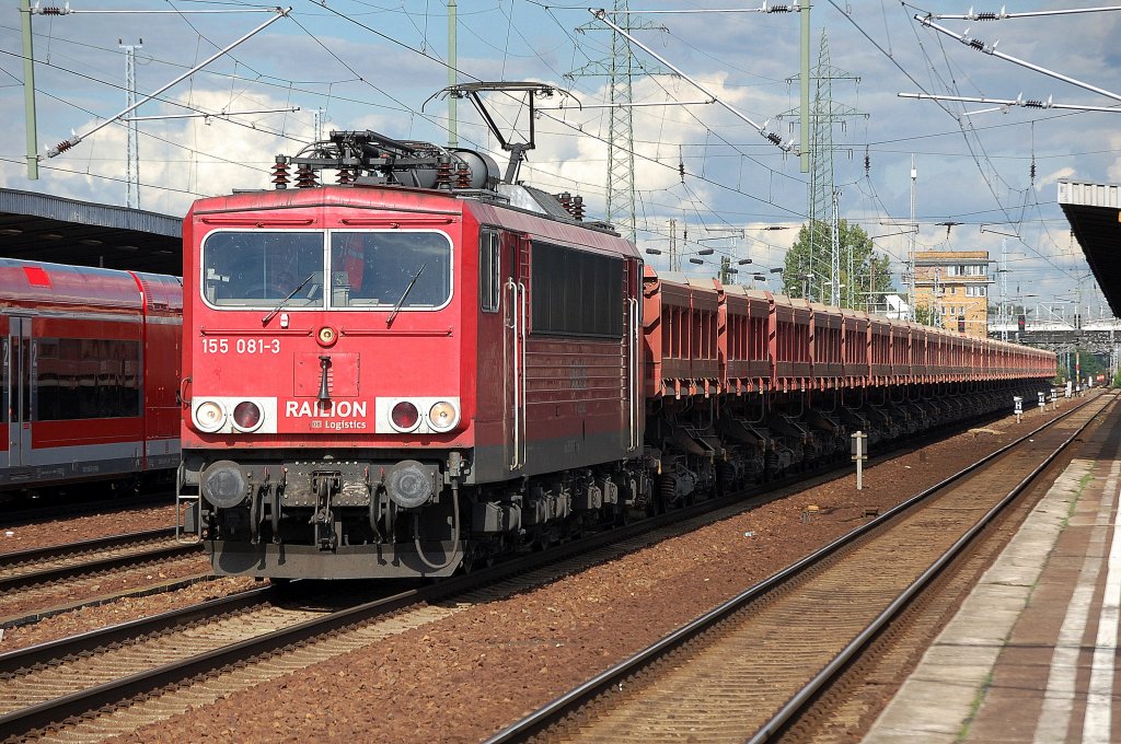 155 081-3 mit einem Ganzzug Sch�ttgutkippwagen vom Typ Fans 128 beim Kurzhalt im Bhf. Flughafen Berlin-Sch�nefeld, 03.09.10