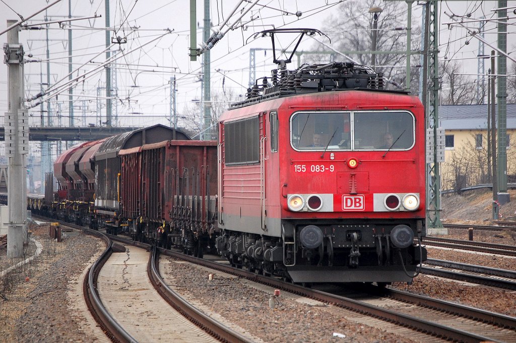 155 083-9 mit gemischtem G�terzug, 16.02.11 Durchfahrt im Bhf. Flughafen Berlin-Sch�nefeld.