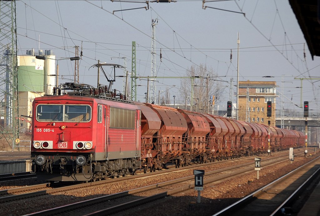 155 085-4 mit Ganzzug gedeckter Sch�ttgutwagen (Stickstoffd�nger der Fa. skw PIESTERITZ)am 31.01.12 Bhf. Flughafen Berlin-Sch�nefeld.