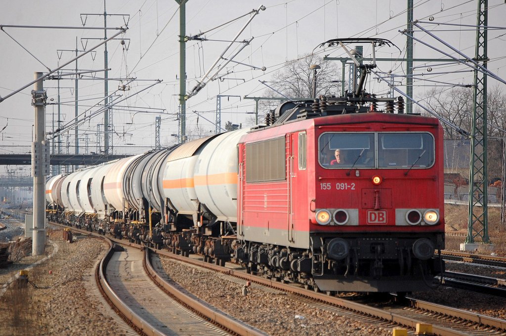 155 091-2 mit einem gemischten G�terzug bei der Durchfahrt im Bhf. Flughafen Berlin-Sch�nefeld, 15.02.11