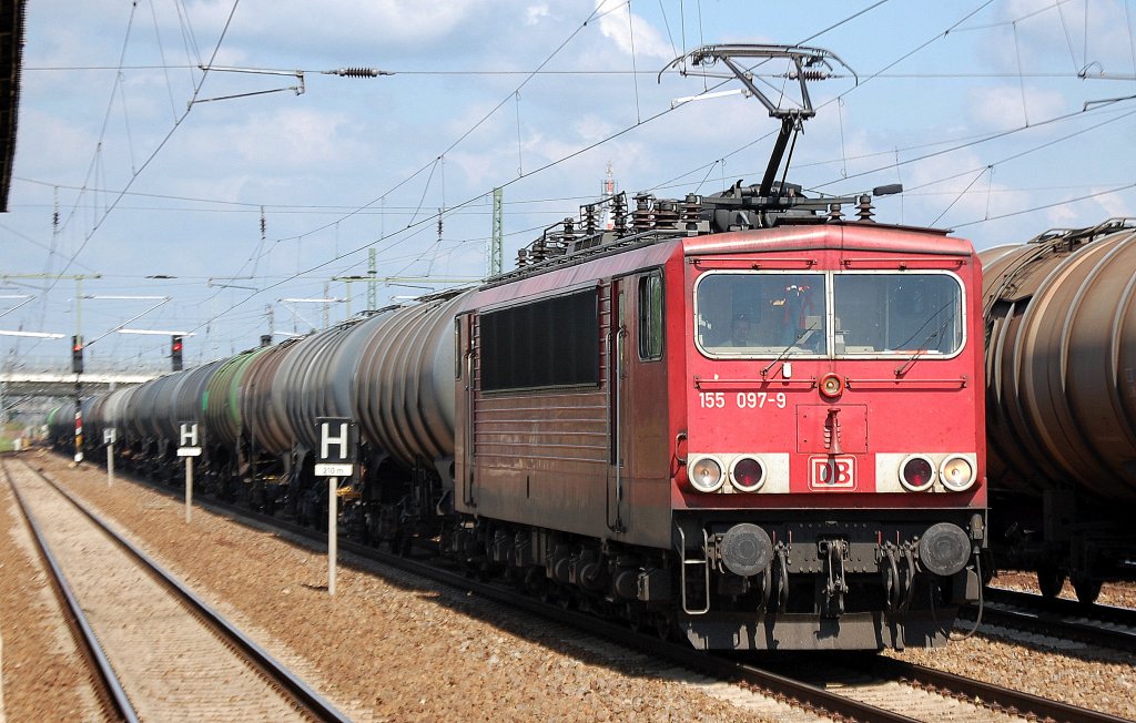 155 097-9 mit Kesselwagenzug am 04.07.12 Bhf. Flughafen Berlin-Sch�nefeld. 