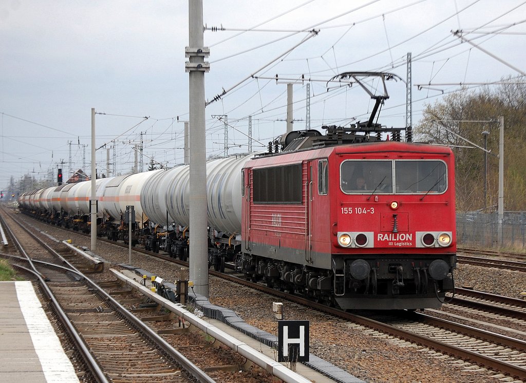 155 104-3 mit gemischtem Kesselwagenzug Richtung Berliner Innenstadt, 10.04.12 Berlin-Blankenburg.
