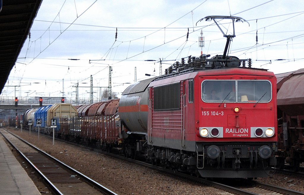 155 104-3 mit haupts�chlich polnischen G�terwagen (Stahlwaren, Coilrollen und Chemikalien), 15.02.12 Bhf. Flughafen Berlin-Sch�nefeld.