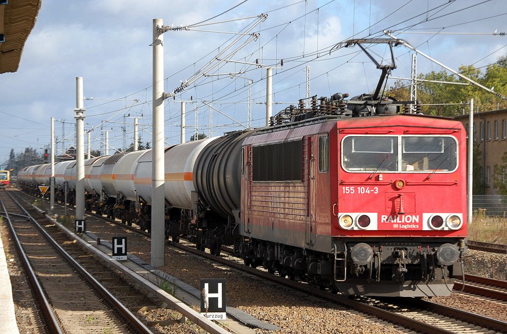 155 104-3 mit Kesswelwagenzug Richtung Berliner Innenstadt, 12.10.11 Berlin-Blankenburg.