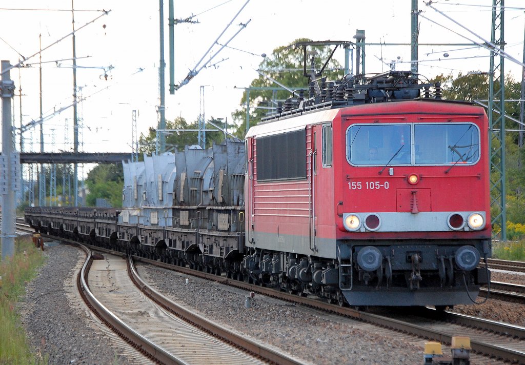 155 105-0 mit meheren Spezialg�terwagen vom Typ Salmmnpss 706 (mit Thermoabdeckung) und Schwerlastwagen bei der Durchfahrt im Bhf. Flughafen Berlin-Sch�nefeld am 03.09.10