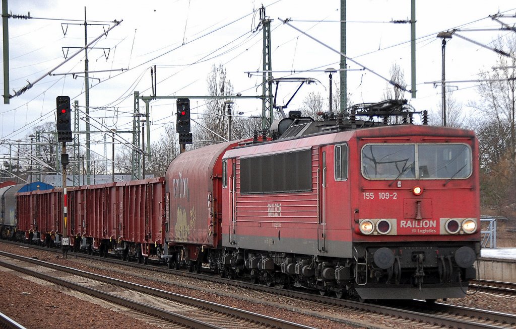 155 109-2 mit einem gemischten G�terzug, 15.02.12 Bhf. Flughafen Berlin-Sch�nefeld.
