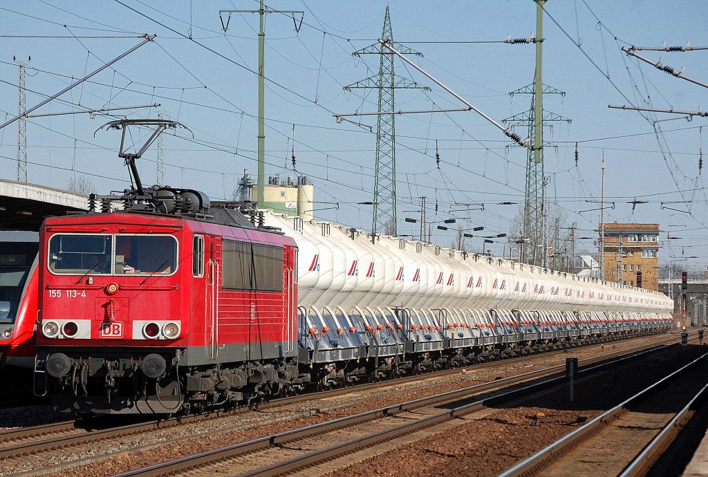 155 113-4 mit Ganzzug tschechischer Zementstaubsilowagen (Fa.CEMEX), 07.03.11 Bhf. Flughafen Berlin-Sch�nefeld. 