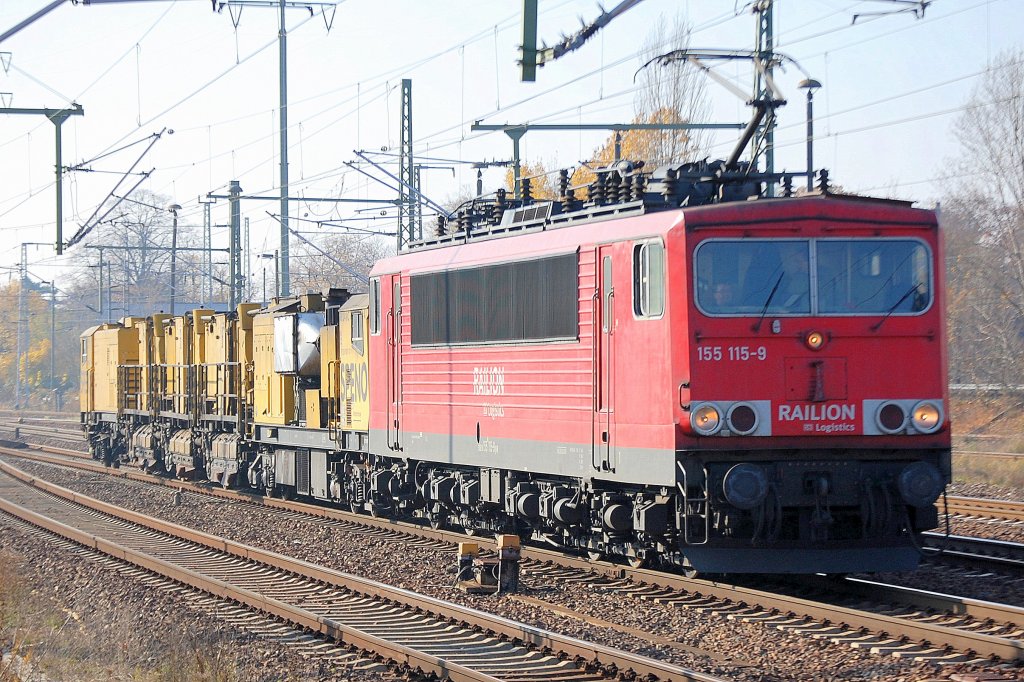 155 115-9 hat den Schienenschleifzug SPENO RR 24 MC7 am Haken, 01.11.11 Bhf. Flughafen Berlin-Sch�nefeld. 