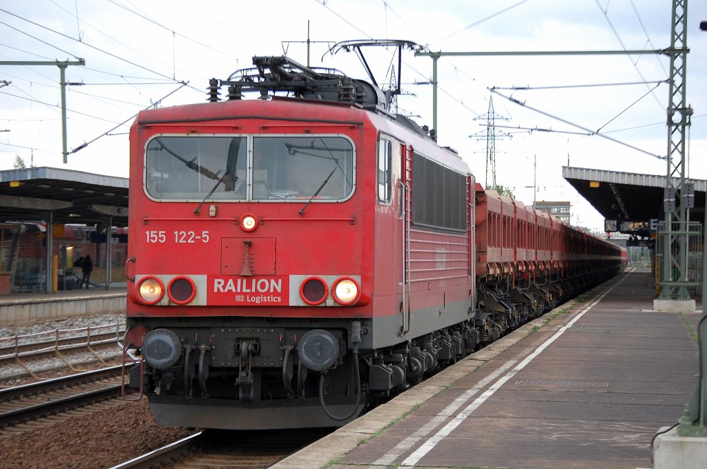 155 122-5 mit einem Ganzzug Sch�ttgutkippwagen (Fans 128) beim Kurzhalt im Bhf. Flughafen Berlin-Sch�nefeld, 30.09.10 