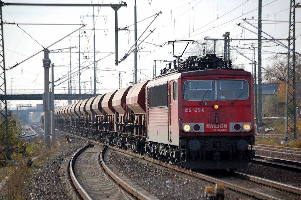 155 125-8 f�hrt mit einem Ganzzug Sch�ttgutwagen vom Typ Facns 133 der DB zu einer l�ngeren Pause im Bhf. Berlin-Sch�nefeld Flughafen ein, 29.10.10 