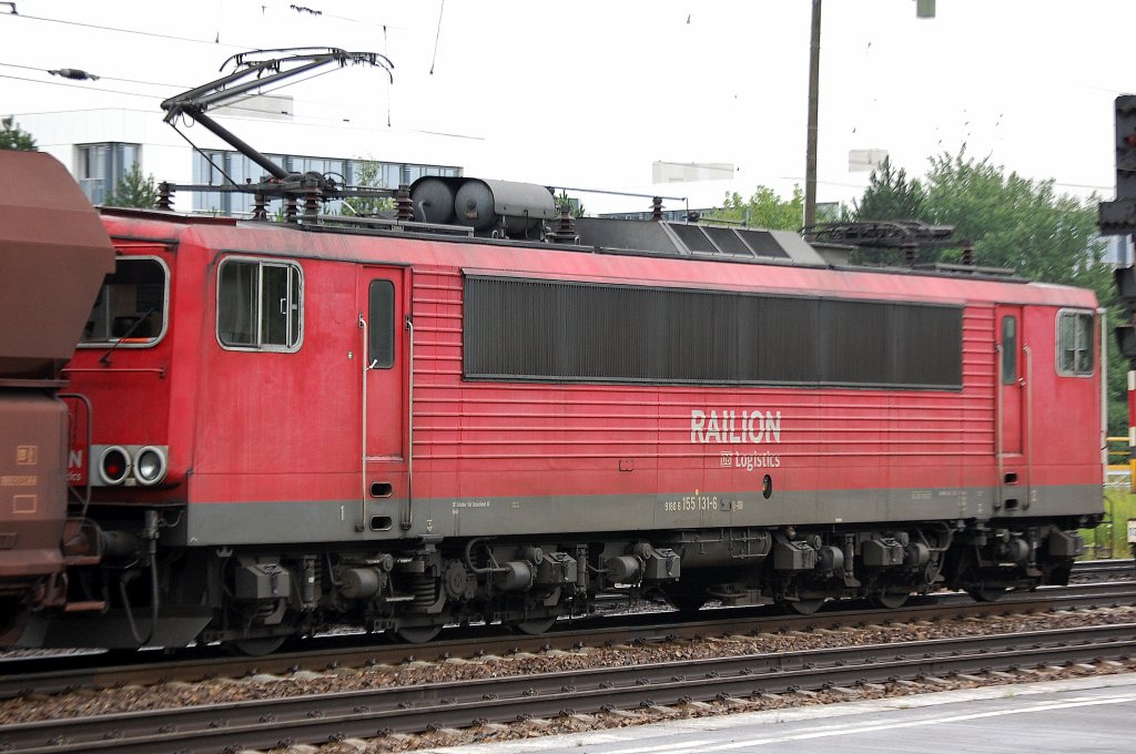 155 131-6 stand mit Ganzzug Sch�ttgutwagen pausierend l�ngere Zeit im Bhf. Flughafen Berlin-Sch�nefeld.