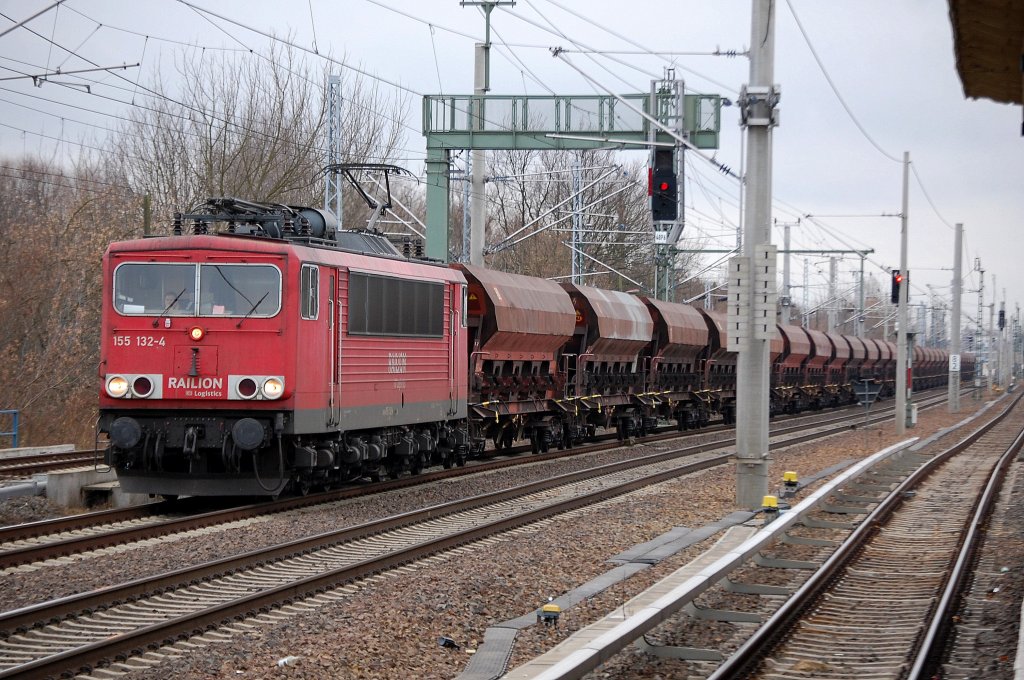 155 132-4 mit einem sehr langen Ganzzug Sch�ttgutwagen am 07.12.11 Berlin-Blankenburg.