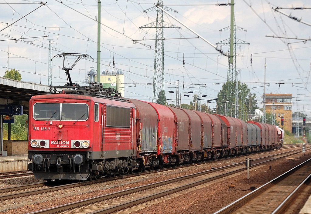 155 135-7 mit einem geischten G�terzug am 31.08.11 Bhf. Flughafen Berlin Sch�nefeld.