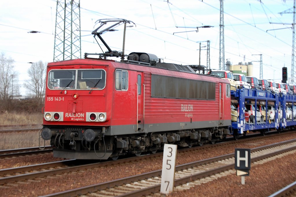 155 143-1 mit einem Ganzzug belgischer Autotransportwagen mit fabrikneuen Fiat bei der Durchfahrt im Bhf. Flughafen Berlin-Sch�nefeld, 28.02.09