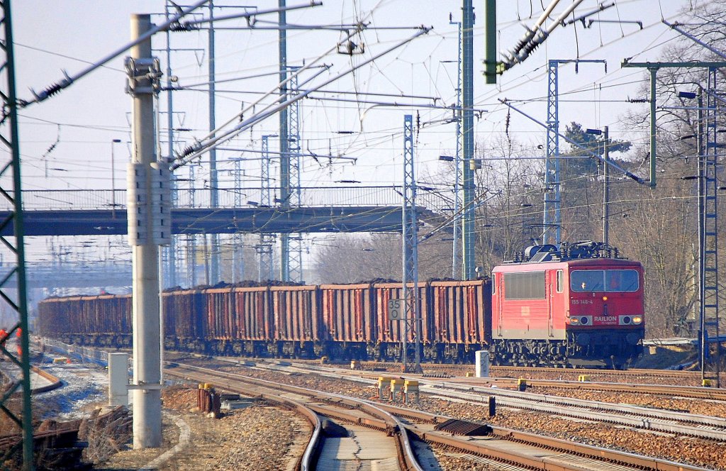 155 146-4 mit einem langen Ganzzug offener G�terwagen mit Braunkohle bef�llt, 22.02.11 Bhf. Flughafen Berlin-Sch�nefeld. 