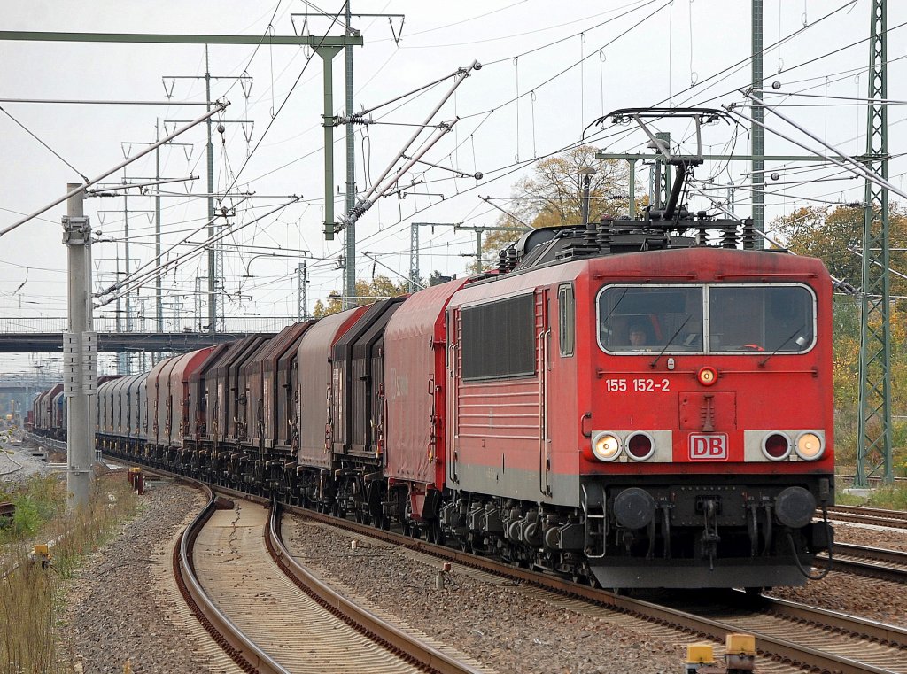155 152-2 mit einem Coiltransportzug bei der Durchfahrt im Bhf. Berlin-Sch�nefeld Flughafen, 06.10.10