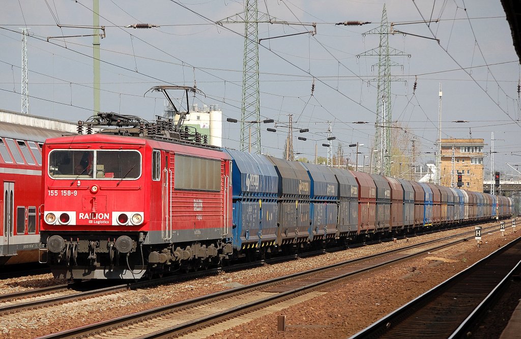 155 158-9 mit einem Ganzzug polnischer Sch�ttgutwagen mit Kohle bef�llt, 16.04.11 Bhf. Flughafen Berlin-Sch�nefeld.