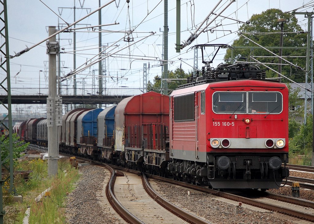155 160-5 mit einem gemischten G�terzug bei der Durchfahrt im Bhf. Flughafen Berlin-Sch�nefeld, 18.08.10.