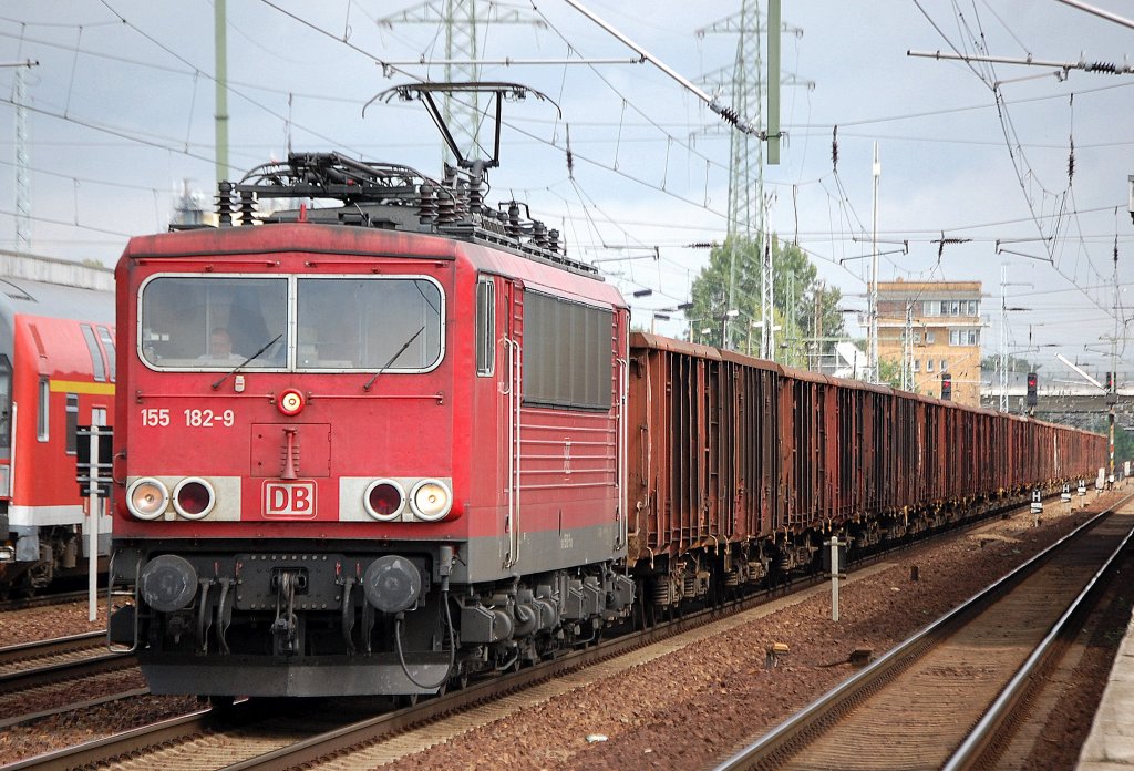 155 182-9 mit einem Ganzzug offener G�terwagen am 18.08.10 Durchfahrt Bhf. Flughafen Berlin-Sch�nefeld.