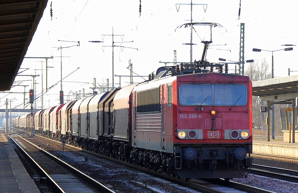 155 206-6 mit einem auff�llig langen Coiltransportzug bestehend aus Schiebeplanen-und Teleskodachwagen der DB, 26.01.12 Bhf. Flughafen Berlin-Sch�nefeld.