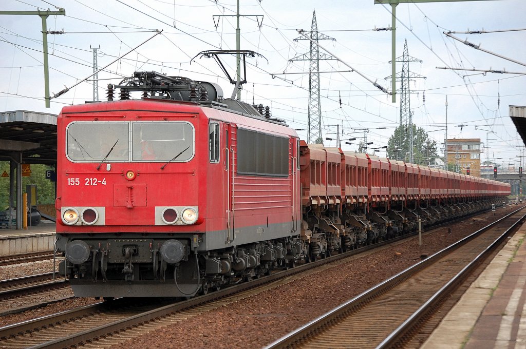 155 212-4 mit Ganzzug Sch�ttgutkippwagen, 12.08.11 Bhf. Flughafen Berlin-Sch�nefeld.