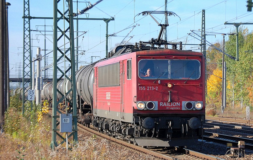 155 213-2 f�hrt mit Kesselwagenzug zum Personalwechsel kurz im Bhf. Flughafen Berlin-Sch�nefeld ein, 17.10.12