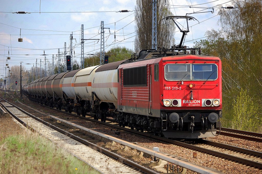 155 213-2 mit Ganzzug Gasdruckkesselwagen am 23.04.12 Berlin-Karow.