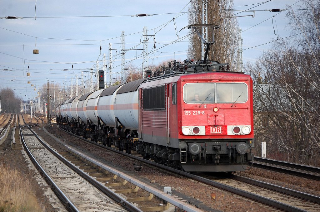 155 229-8 mit Kesselwagenzug am 28.12.11 Berlin-Karow.