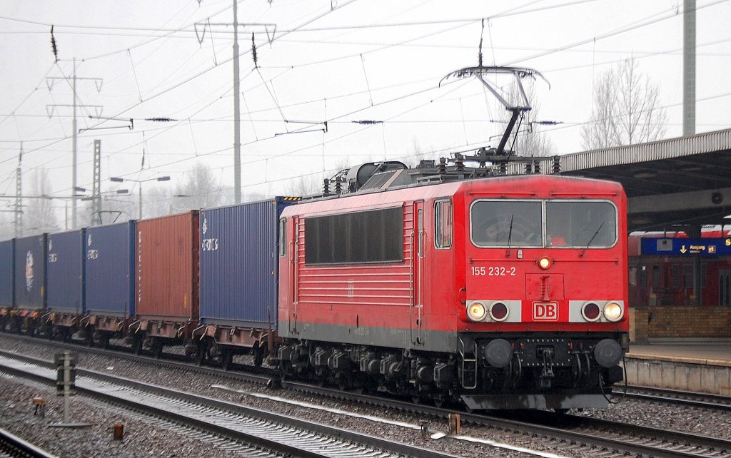 155 232-2 f�hrt mit Containerzug zu einer Pause im Bhf. Flughafen Berlin-Sch�nefeld ein, 16.01.12