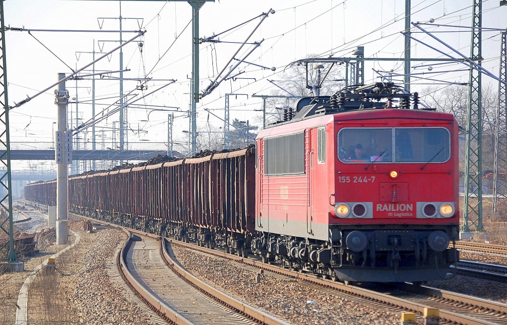 155 244-7 mit einem Ganzzug offener G�terwagen mit Braunkohle bef�llt, 23.02.11 Bhf. Flughafen Berlin-Sch�nefeld.