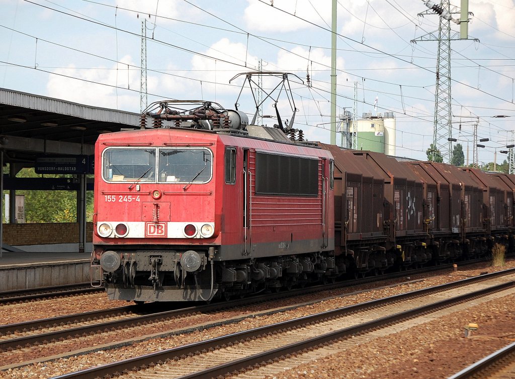 155 245-4 mit einem Coiltransportwagenzug (Teleskopdach+Planenabdeckung)bei der Durchfahrt Bhf. Flughafen Berlin, 07.08.09