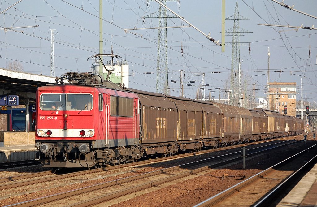 155 257-9 mit Ganzzug Schiebewandwagen, 12.11.11 Durchfahrt Bhf. Flughafen Berlin-Sch�nefeld.