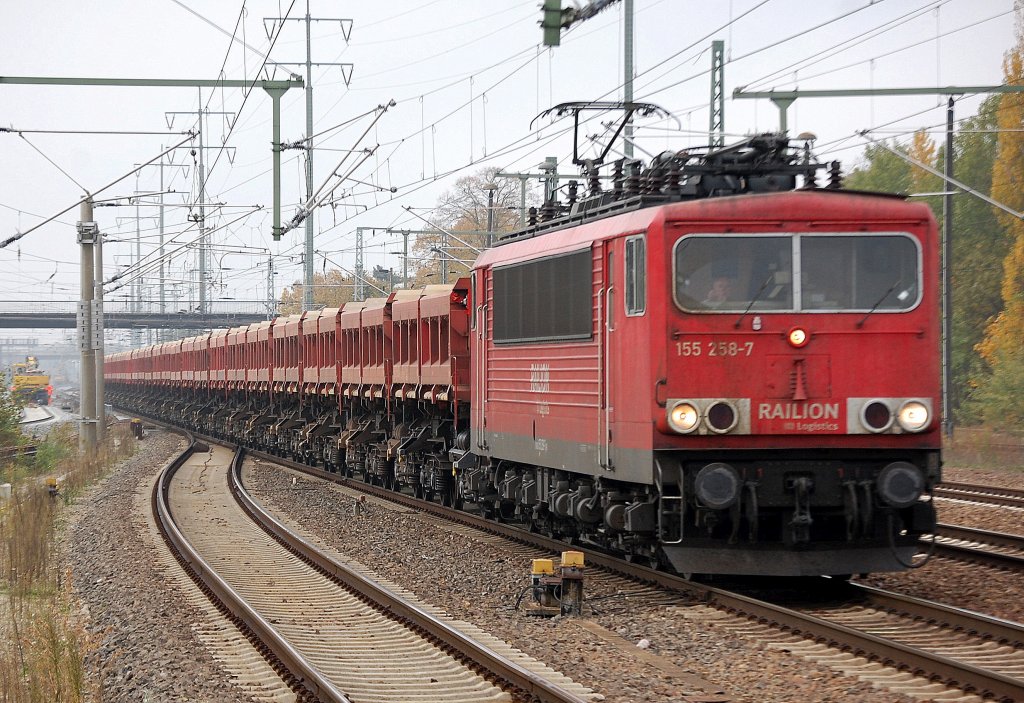 155 258-7 mit Ganzzug Sch�ttgutkippwagen, 11.10.10 Bhf. Berlin-Sch�nefeld Flughafen.