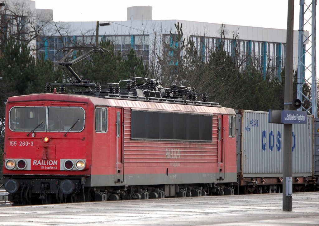 155 260-3 mit Containerzug bei der Durchfahrt im Bhf. Flughafen Berlin-Sch�nefeld, 22.11.08