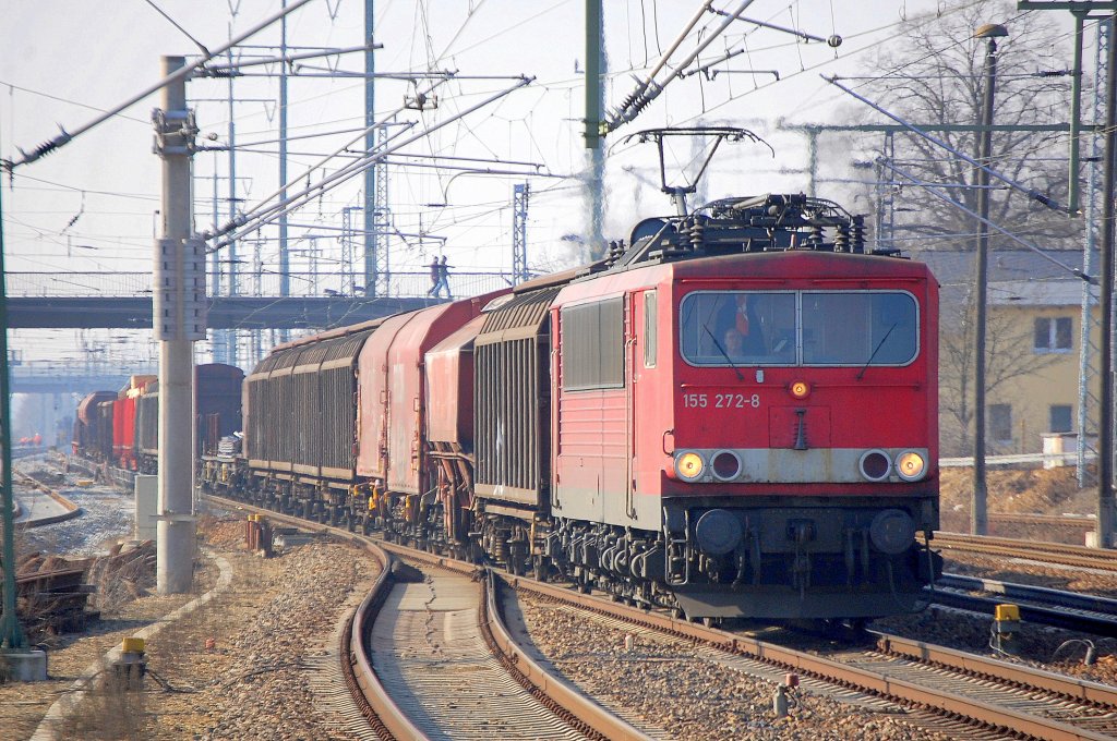 155 272-8 mit einem gemischten G�terzug, 23.02.11 Bhf. Flughafen Berlin-Sch�nefeld.