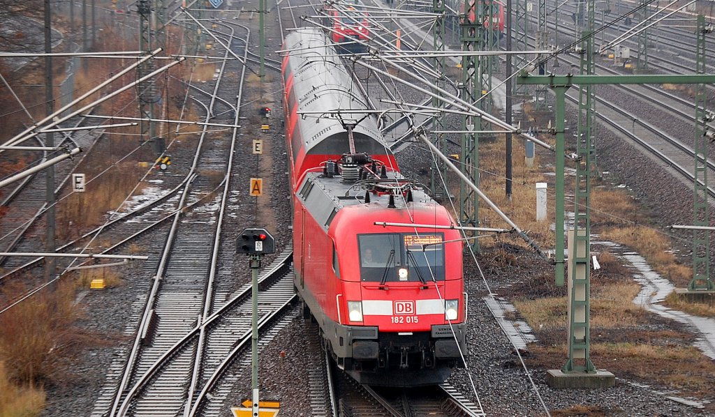 182 015 im Display steht Schwedt (Oder) f�hrt Richtung Berlin Hbf (tief) nach l�ngerer Wartezeit auf den Abstellgleisen gegen�ber dem Berliner Westhafen, 18.12.12 Berlin-Putlitzbr�cke.
