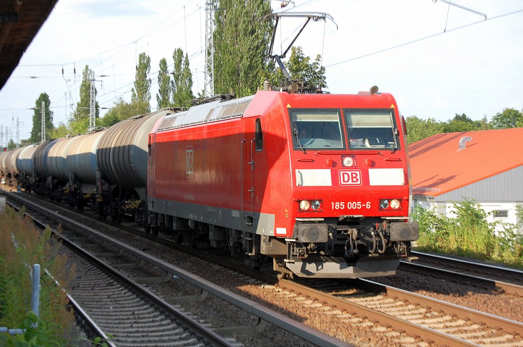 185 005-6 mit Kesselwagenganzzug Richtung Karower Kreuz Berlin, 30.06.10 Berlin-Karow.