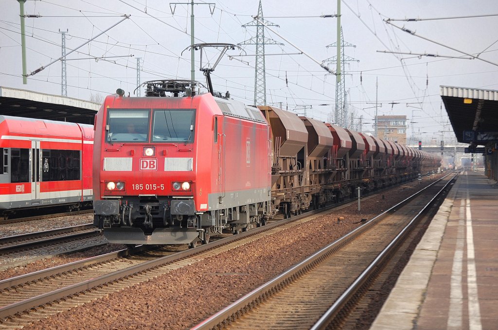 185 015-5 mit einem Ganzzug Sch�ttgutwagen Bei der Durchfahrt im Bhf. Flughafen Berlin-Sch�nefeld, 09.02.11