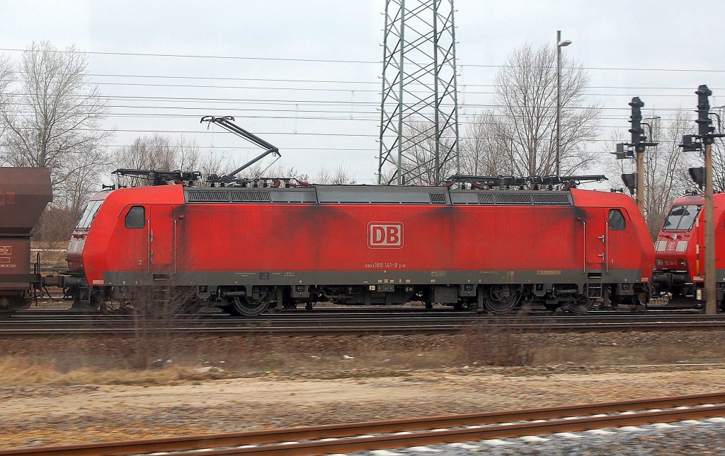 185 141-9 (91 80 6185 141-9 D-DB), die zweite Lok hinter der 185 044-5 als Doppeltraktion mit ganzzug Selbstentladewagen am 07.02.11 Berlin-Sch�nefeld. (Bild aus dem S-Bahnfenster heraus)