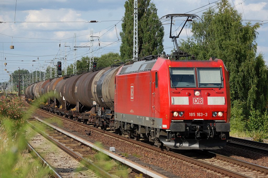 185 163-3 mit Kesselwagenzug am 16.07.13 Berlin-Karow.